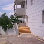 Milos أفيتوس